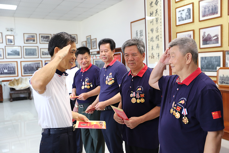 向立過戰功的退伍老兵送上慰問金.JPG